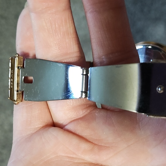 GUESS WOMEN'S GOLD-TONE GENUINE CRYSTAL QUARTZ SIZES 6 - 6.75" WRISTWATCH - Picture 8 of 10